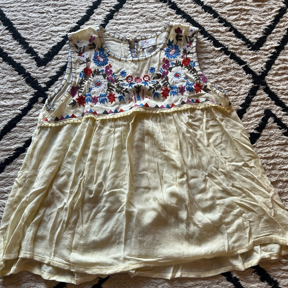 Oso Casual, white flowery embroidered tank top